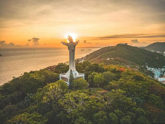 Tượng Chúa Kito Vua và Ngọn Hải Đăng Vũng Tàu